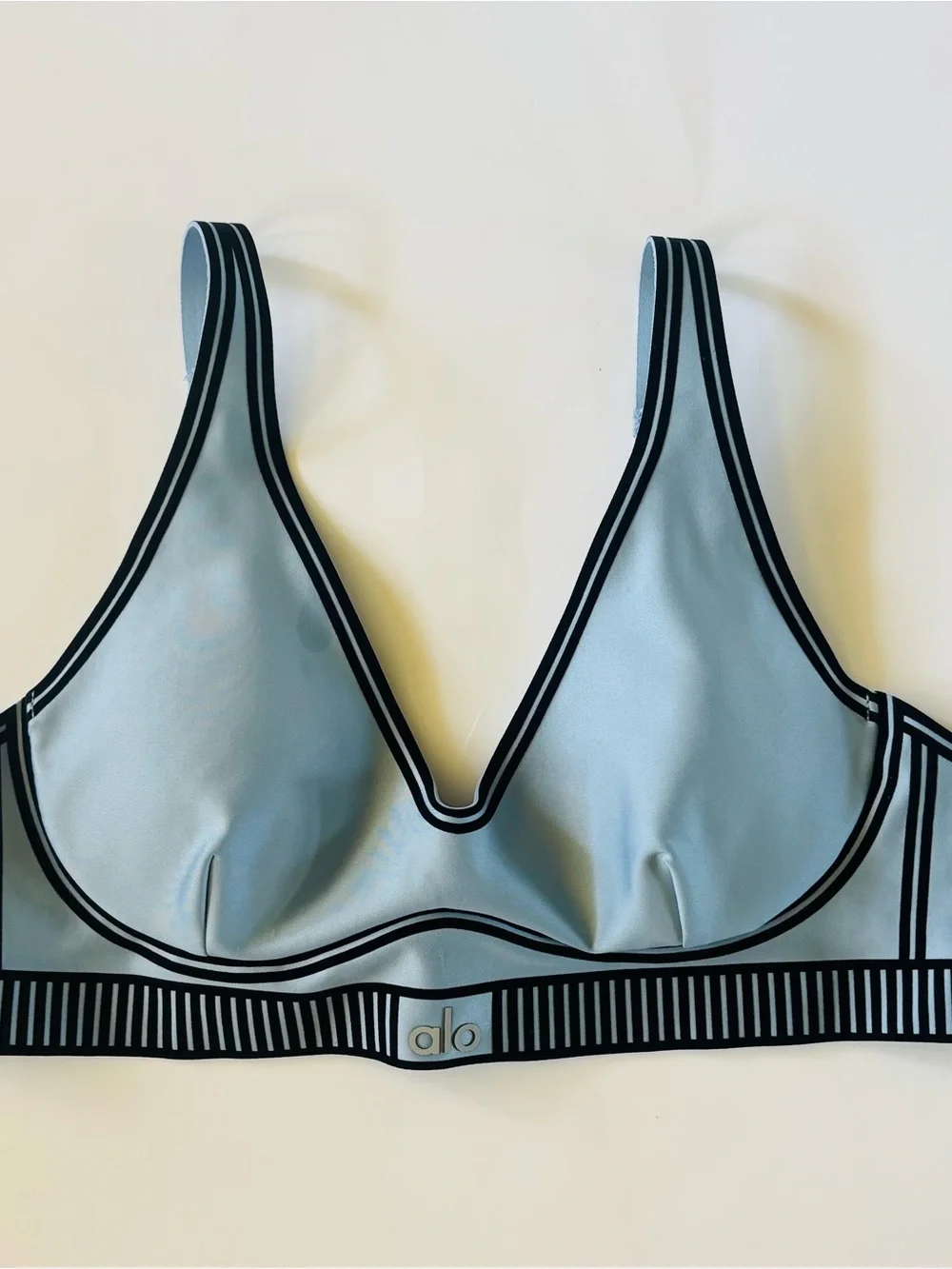 ALO Yoga Airlift Line Up Bra in Winter Frost Size Medium (8-10)